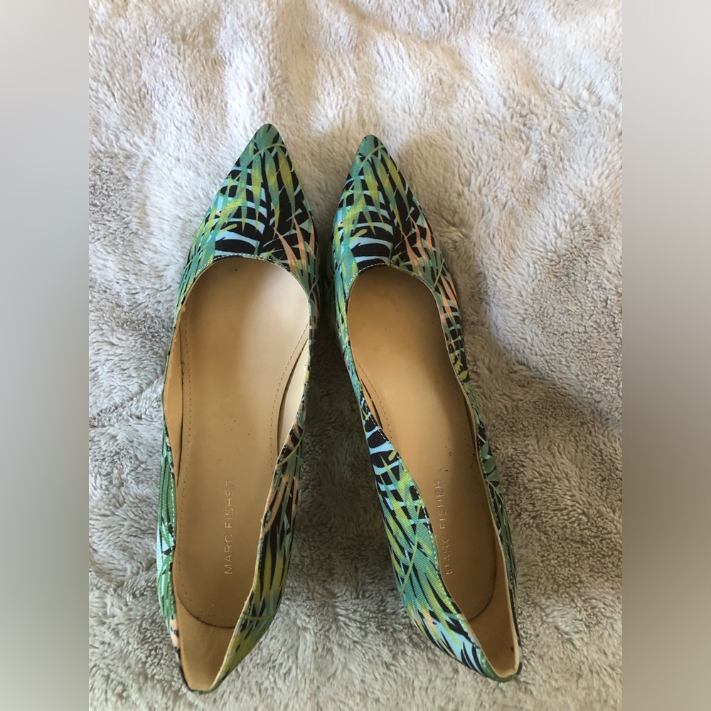 Marc Fisher Pointed-Toe kitten heels  in Green Palm Print